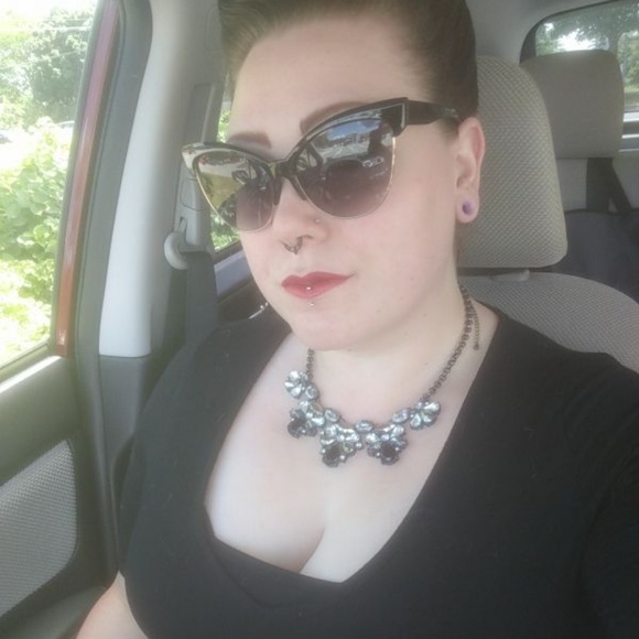 Meet your Posher, Hannah - Picture 1 of 1